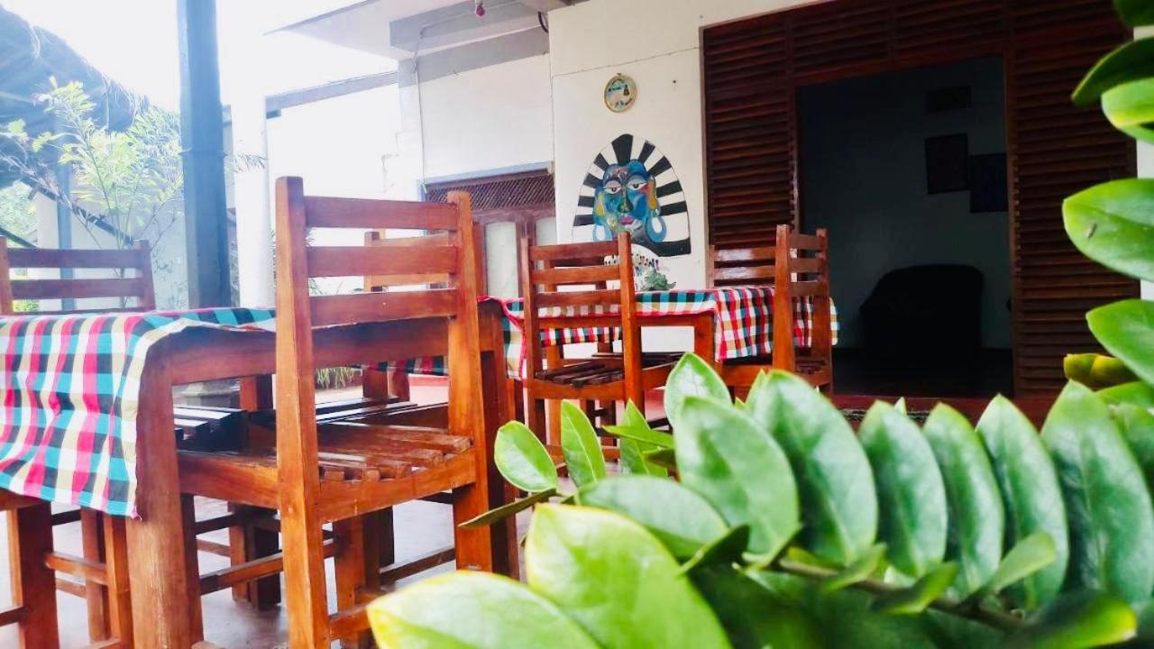Sunrise Guest House & Restaurant Tangalle Esterno foto
