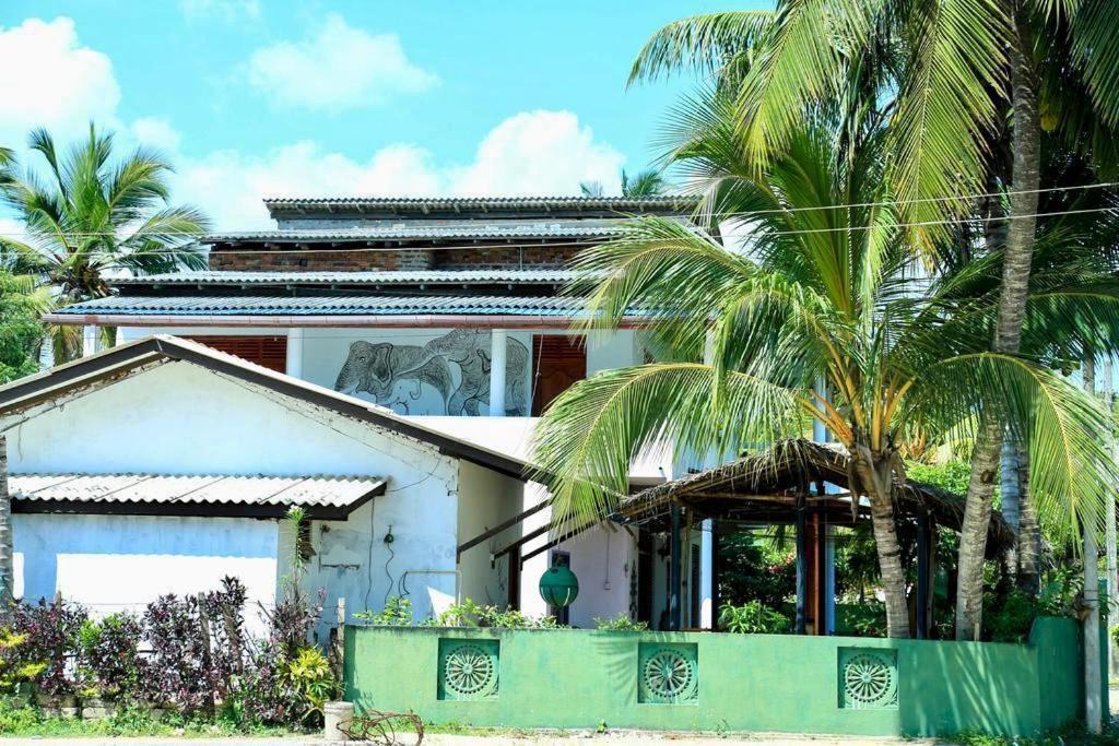 Sunrise Guest House & Restaurant Tangalle Esterno foto