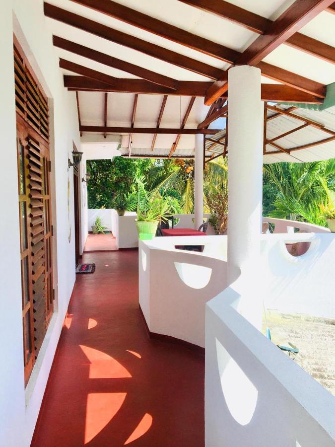 Sunrise Guest House & Restaurant Tangalle Esterno foto