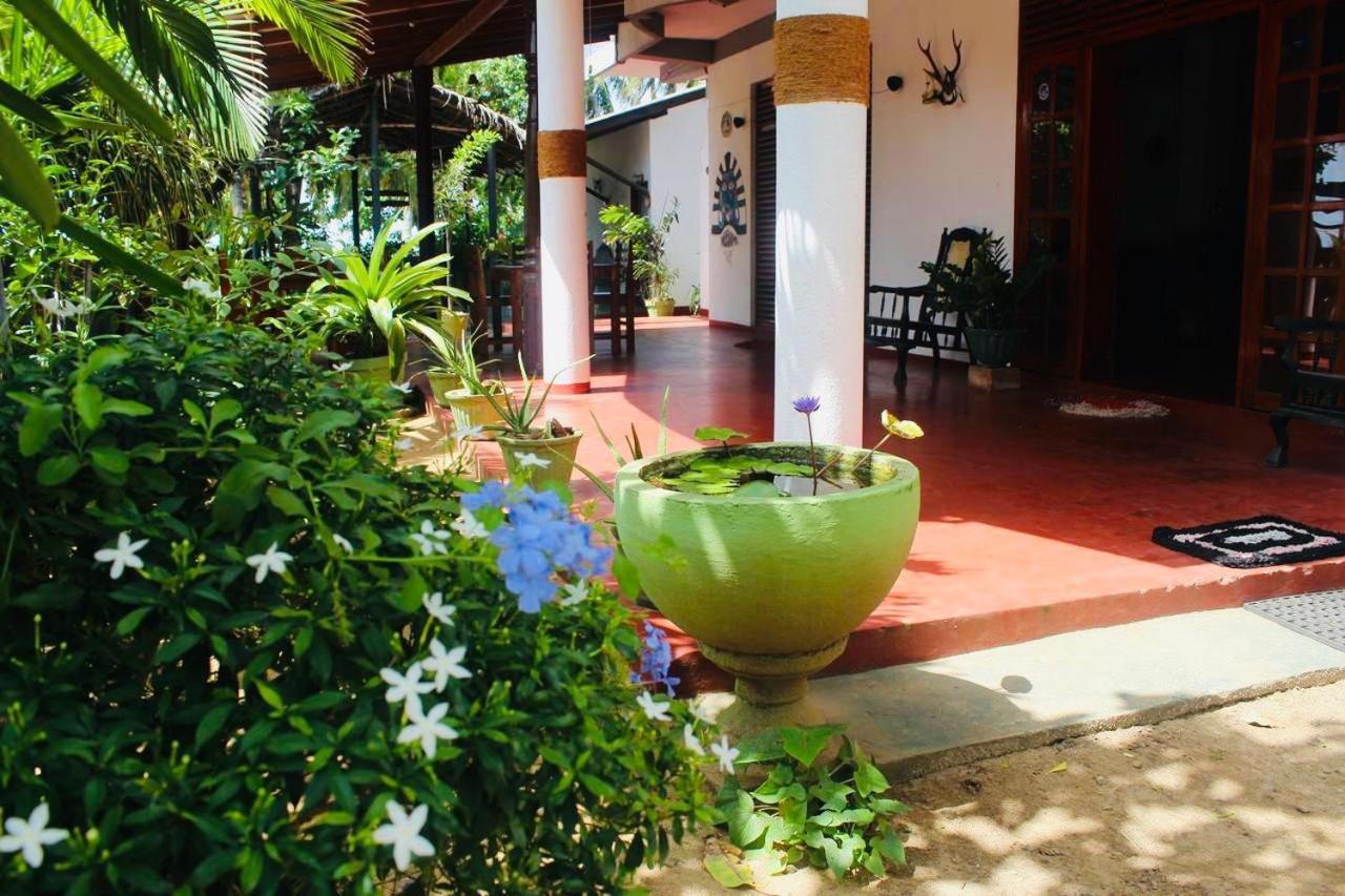 Sunrise Guest House & Restaurant Tangalle Esterno foto