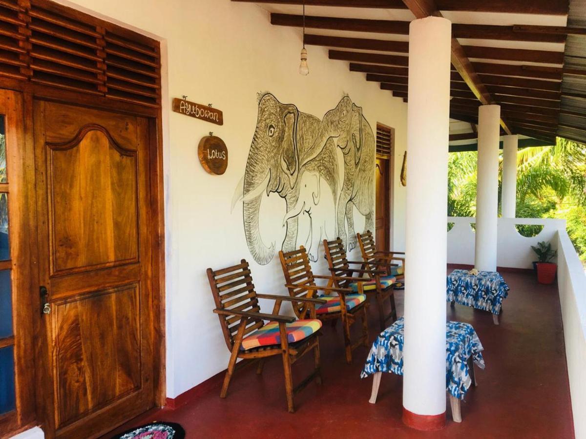 Sunrise Guest House & Restaurant Tangalle Esterno foto