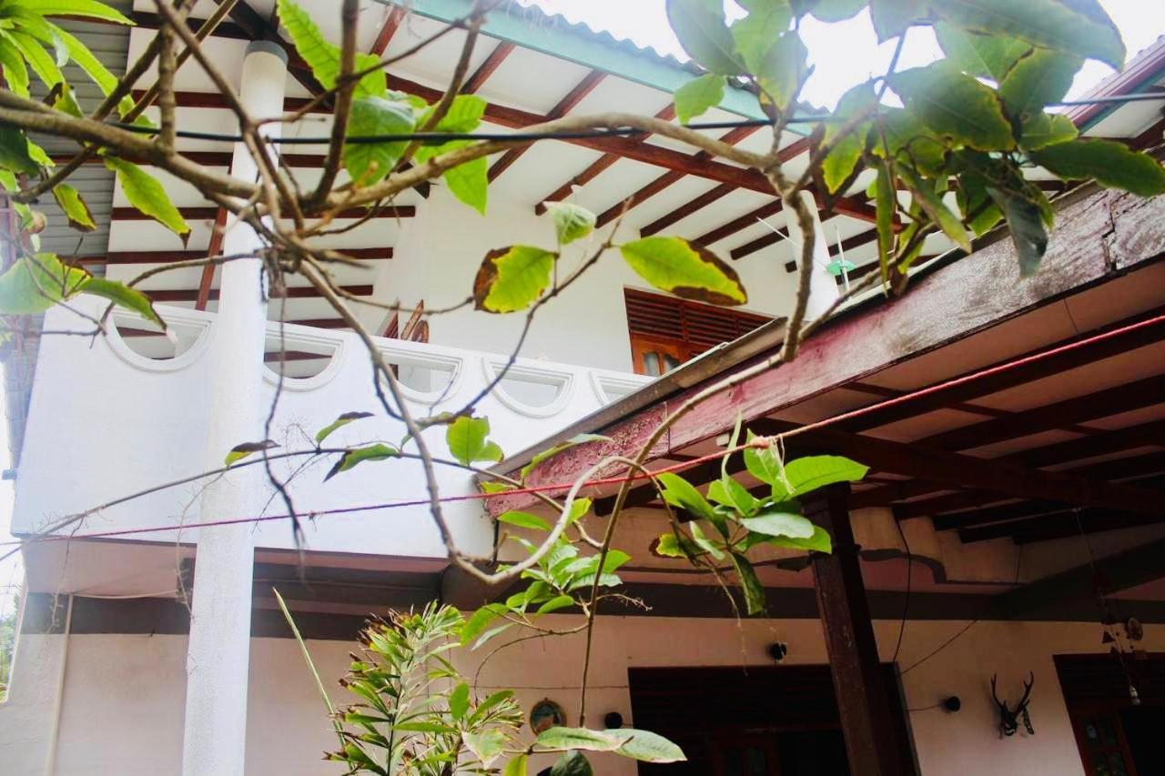 Sunrise Guest House & Restaurant Tangalle Esterno foto