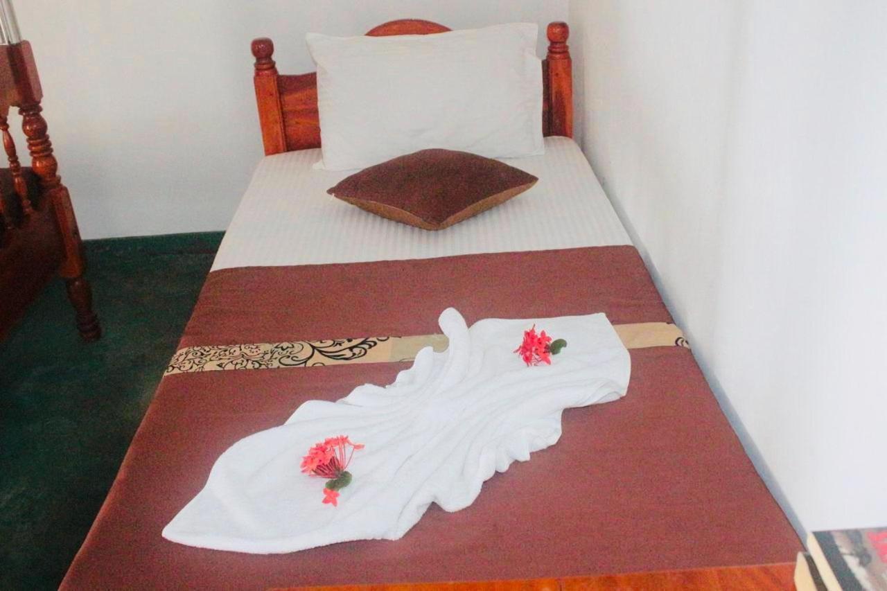 Sunrise Guest House & Restaurant Tangalle Esterno foto